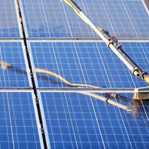 Limpieza de placas solares con agua osmotizada en altura Limpieza de placas solares con agua osmotizada en altura