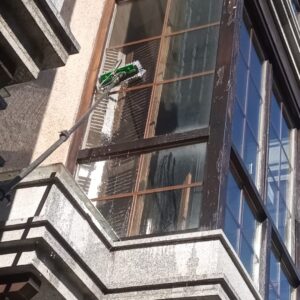 Limpieza en altura en comunidades de propietarios: seguridad y eficiencia al servicio de los vecinos Limpieza en altura en comunidades de propietarios: seguridad y eficiencia al servicio de los vecinos
