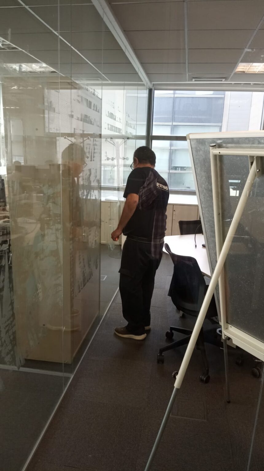 Retirada de vinilos en Madrid: trabajo realizado en Ezentis por Emsal Servicios Retirada de vinilos en Madrid: trabajo realizado en Ezentis por Emsal Servicios
