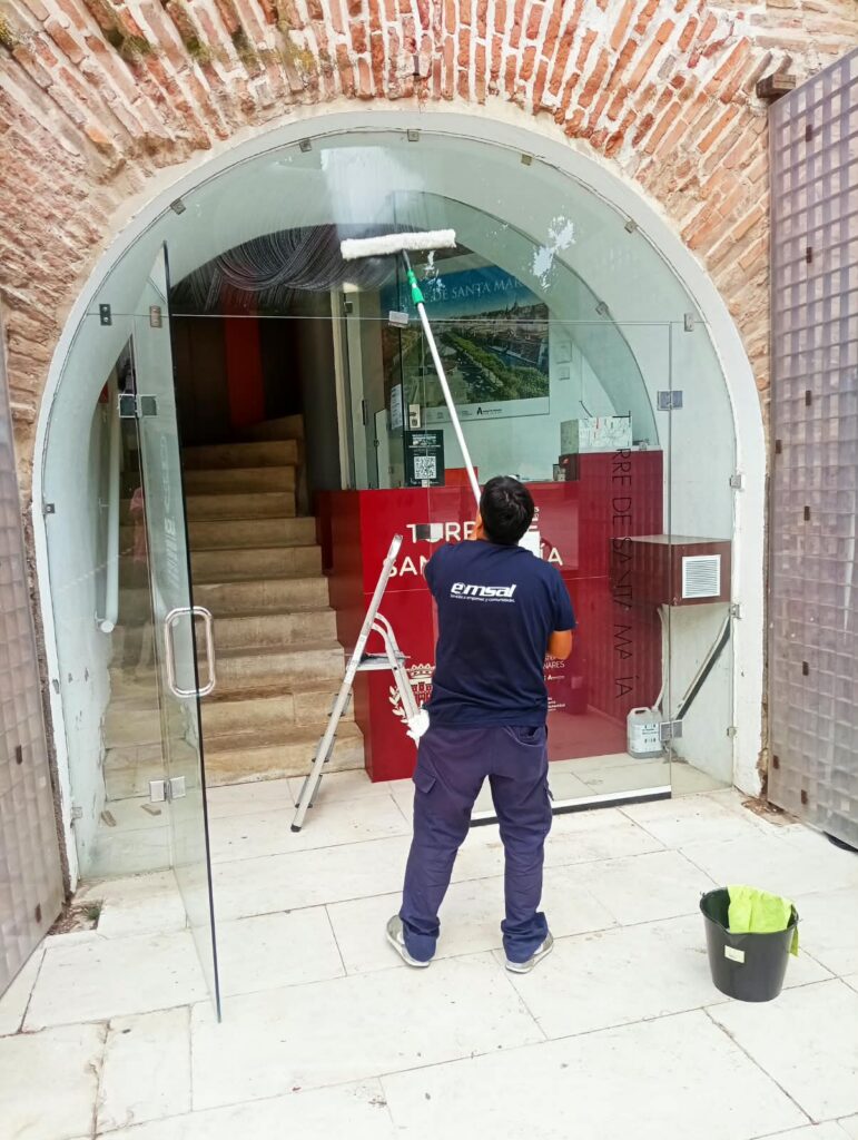Limpieza de cristales en altura en un edificio municipal de Alcalá de Henares